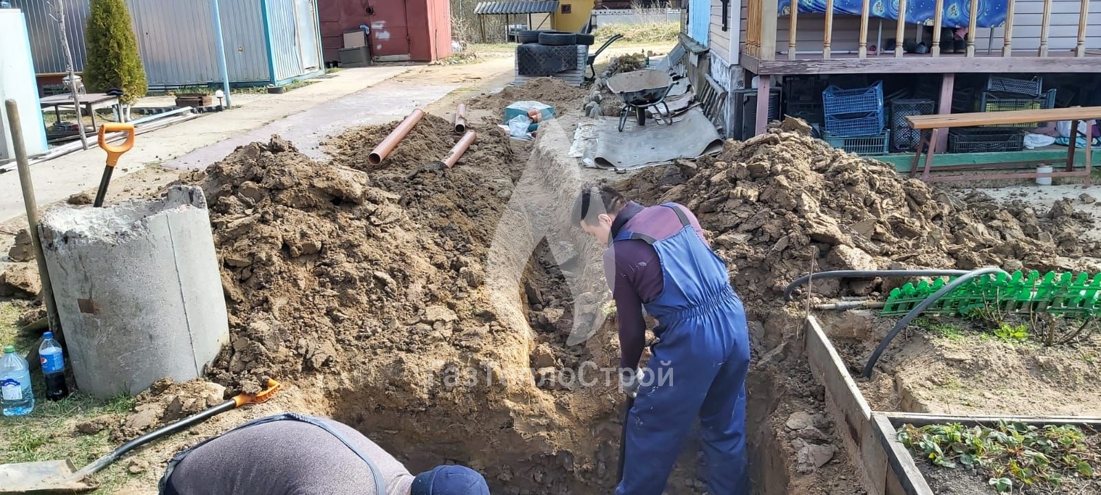 Изображение рабочей бригады, которая подготавливает яму для оборудования